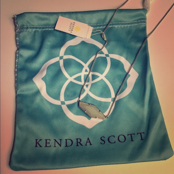 Kendra Scott Jewelry - Kendra Scott Beth Necklace