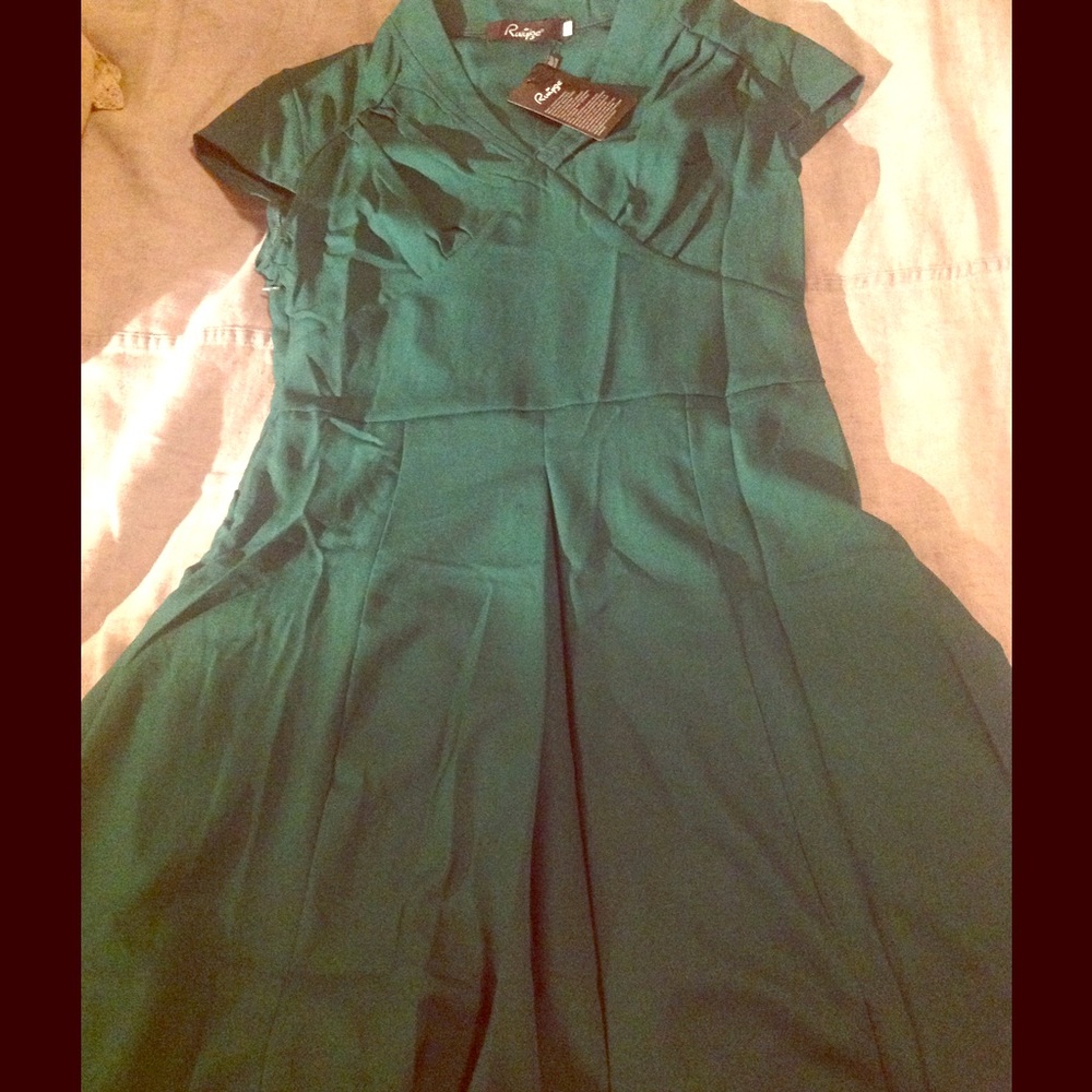 Green pinup dress.