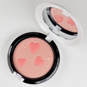 MAC face powder in Flatter Me