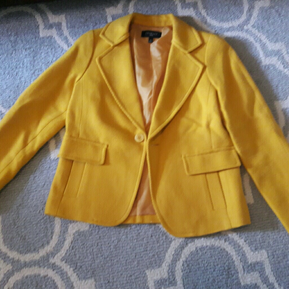 Beautifull Yellow Jacket. Is like new!