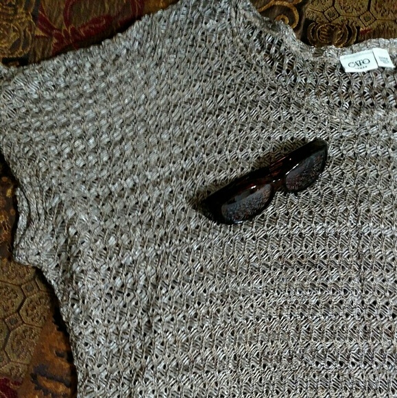 Lightweigh sweater. Or trending with long-sleeve - Picture 2 of 4