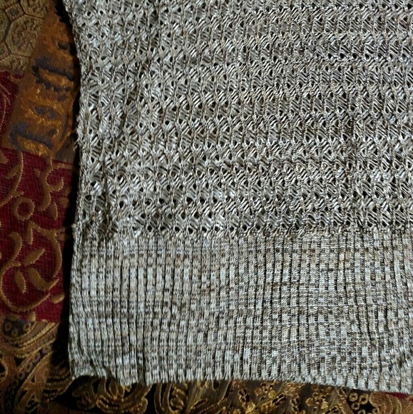 Lightweigh sweater. Or trending with long-sleeve - Picture 4 of 4