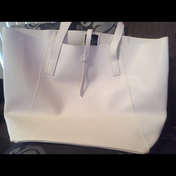 Saks Fifth Avenue Handbags - Saks Fifth Avenue White Tote
