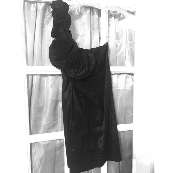 SOLD 🌸 Black one shoulder dress - Picture 2 of 6