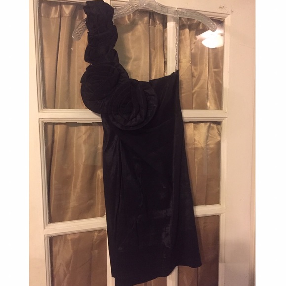 SOLD 🌸 Black one shoulder dress - Picture 5 of 6