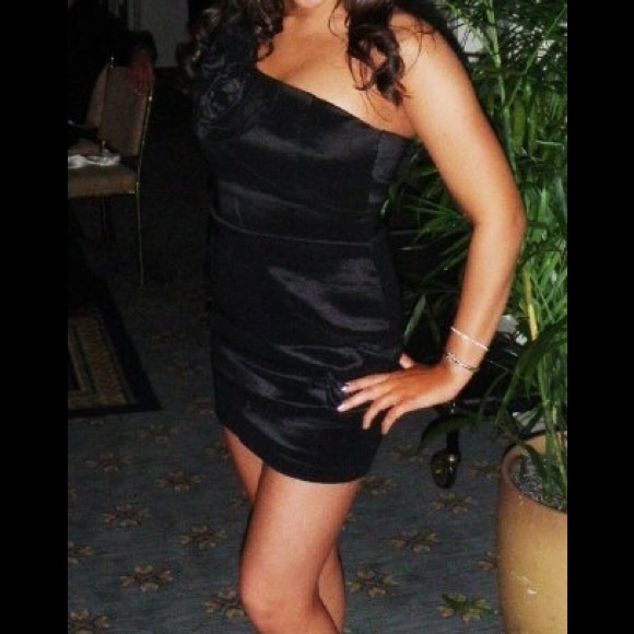 SOLD 🌸 Black one shoulder dress - Picture 3 of 6