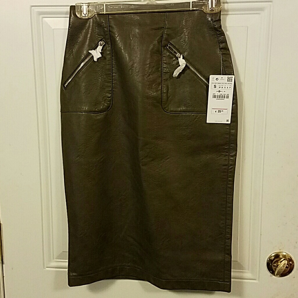 Faux leather zippered pencil skirt