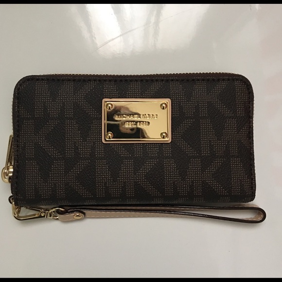 Michael Kors Handbags - ‼️FIRM PRICE‼️MICHAEL KORS PHONE WRISTLET WALLET