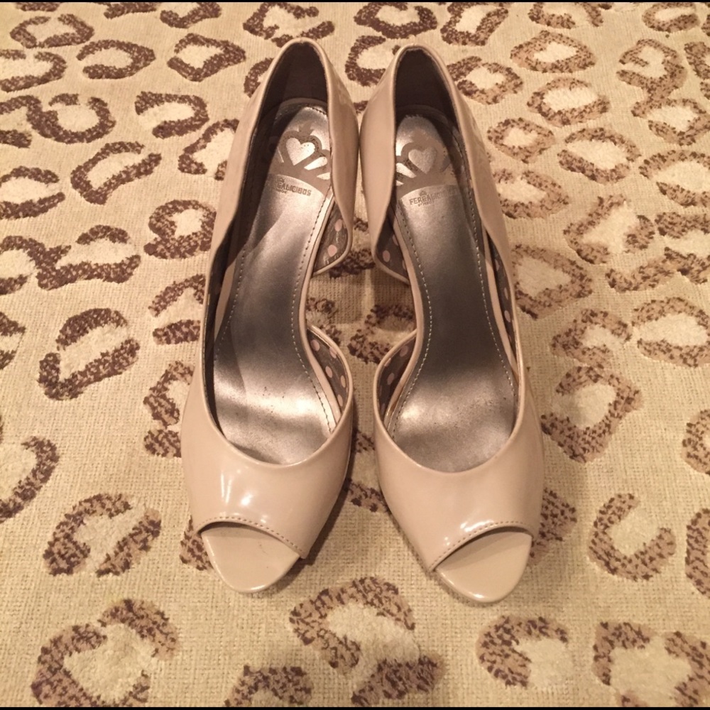 Nude Peep-toe Pumps