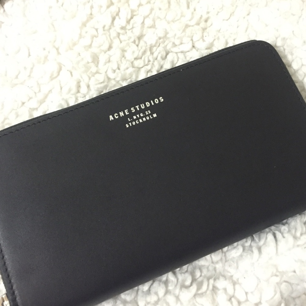 Acne wallet