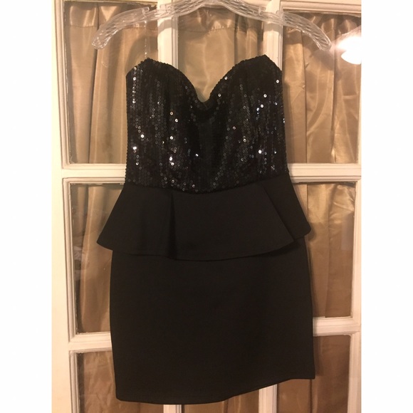 SOLD 🌸 Black sequin peplum dress - Picture 2 of 5
