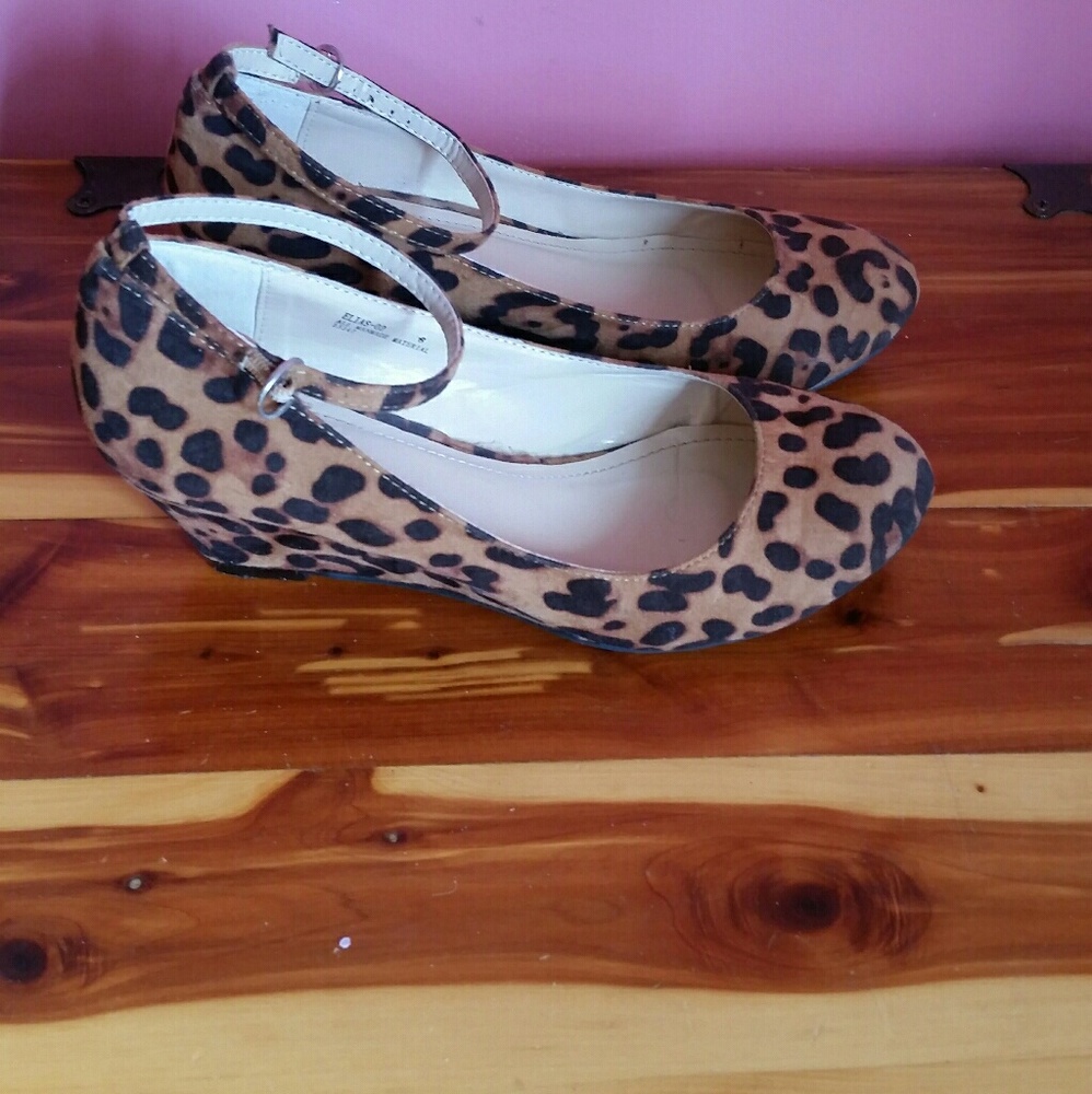 *sold*Leopard wedges