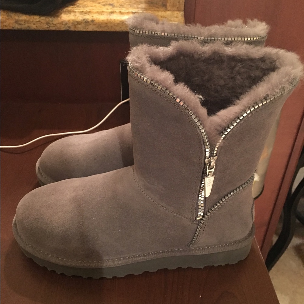 Ugg silver zipper size 8 - Picture 1 of 4