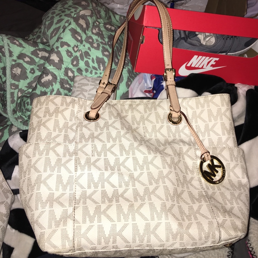 Traded to Ashcc_xo💕
