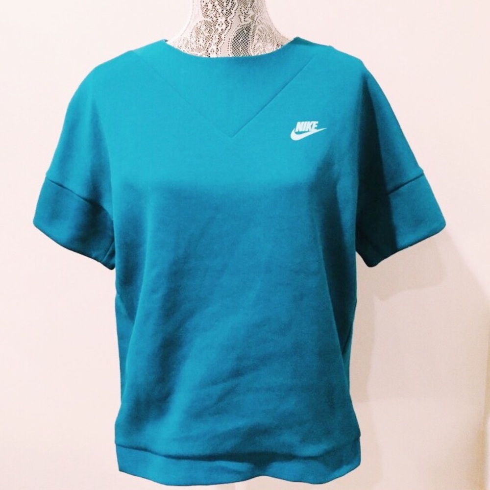 NEW NIKE Top