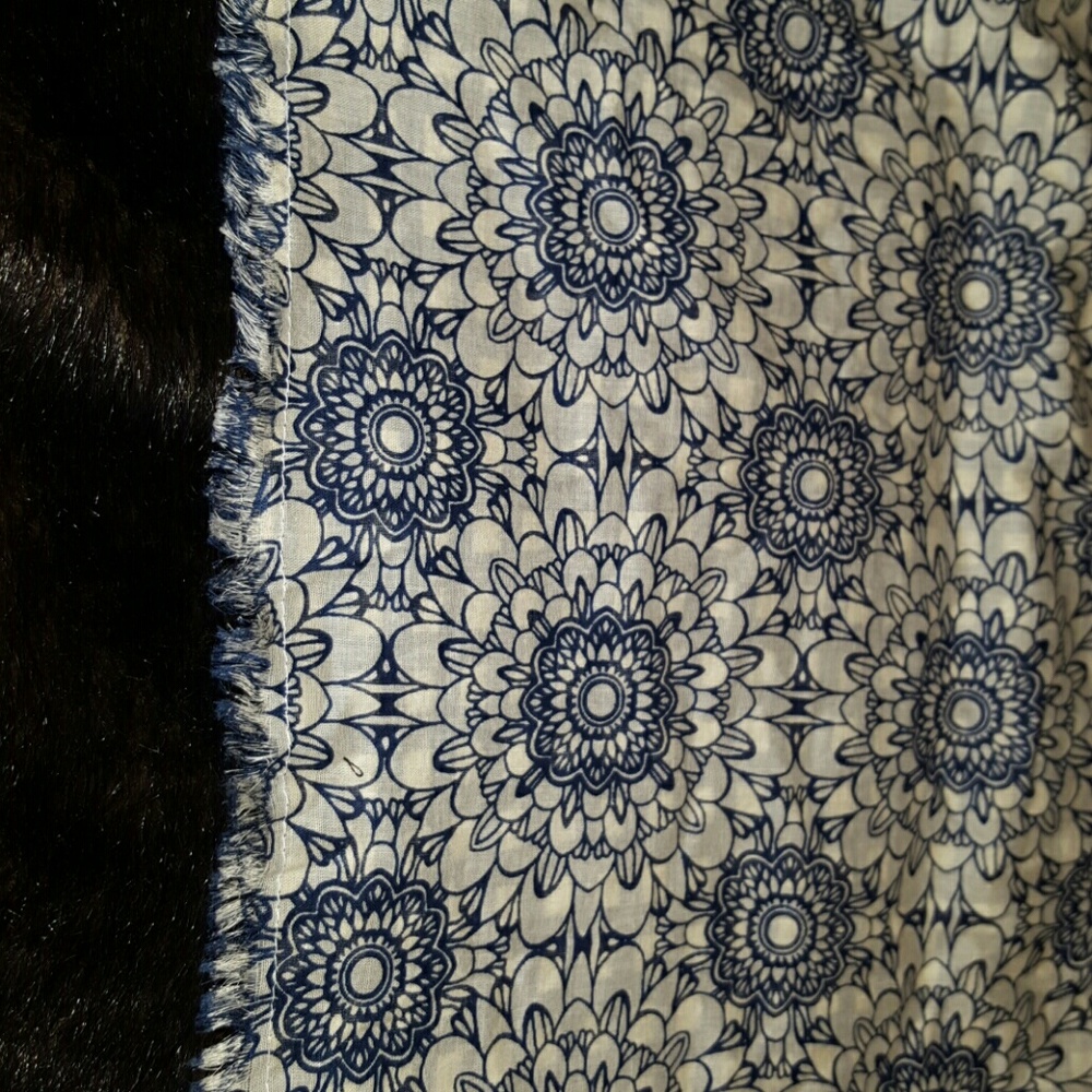 Echo  scarf