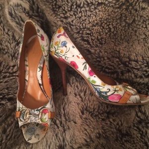 GUCCI Silk White-Flowered Peep Toe Pumps