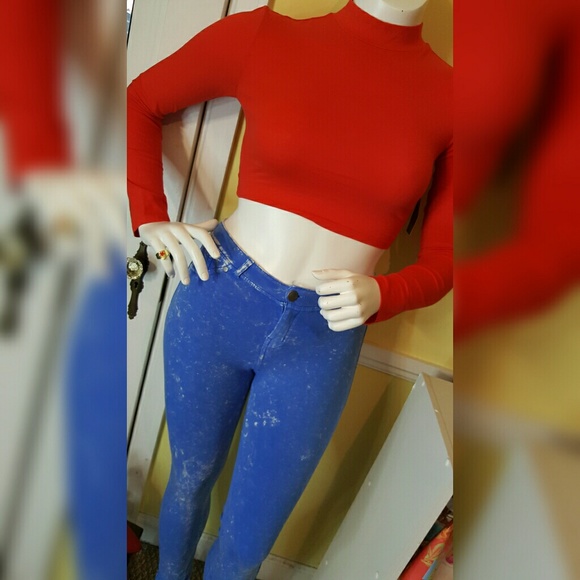 Crop top and super soft skinny jeans. - Picture 2 of 3