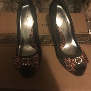 Very cute leopard cheetah bow heels