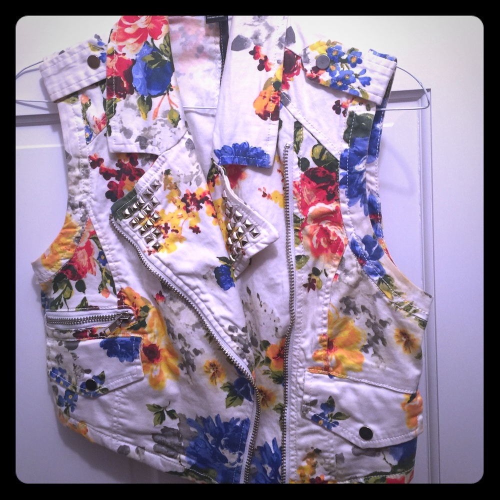 Cute floral cropped denim jacket