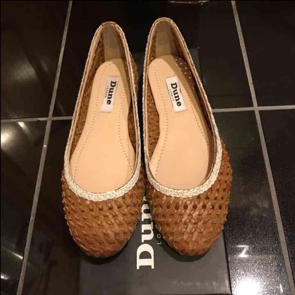 Like New! Tan woven flats. Size 6 - Picture 1 of 3