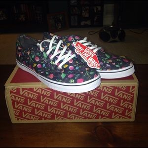 ✨✨✨ Vans Black/Floral🛍🛍🛍