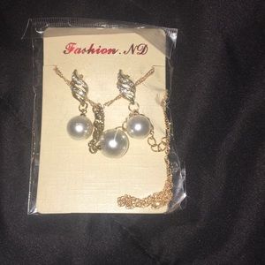 Gold/ pearl jewelry set .