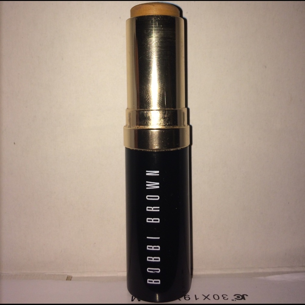 Bobbi Brown Skin Foundation. Color: Golden
