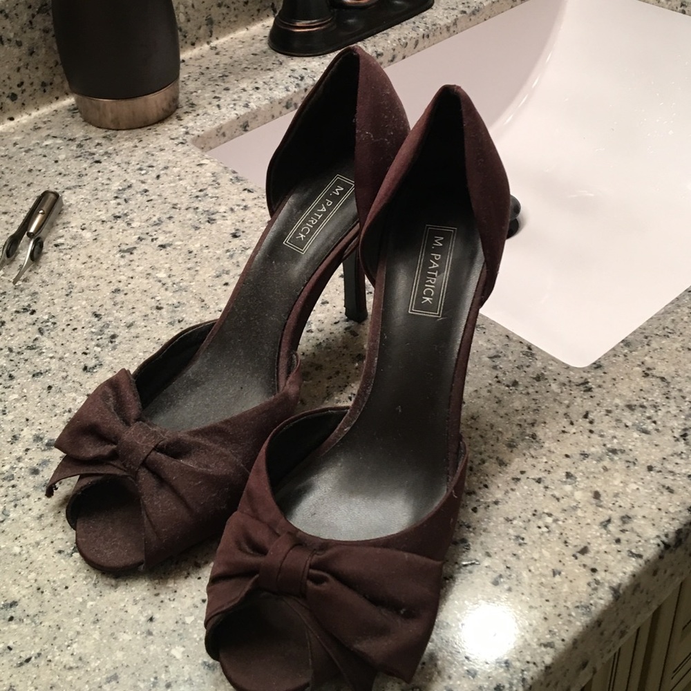 Brown heels with a bow