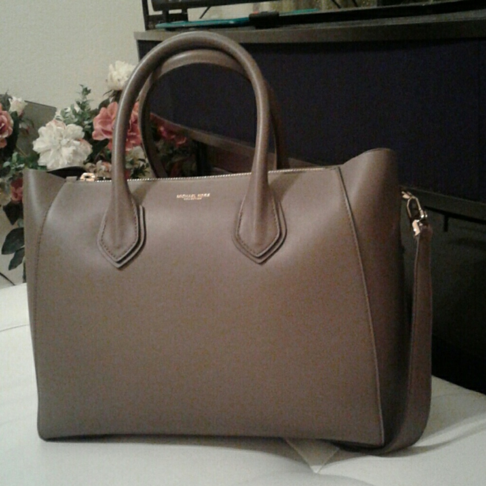 BRAND NEW💖HELENA SATCHEL MK