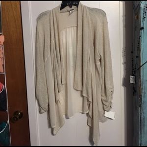 🎀 Beautiful cream cover up! 🎀