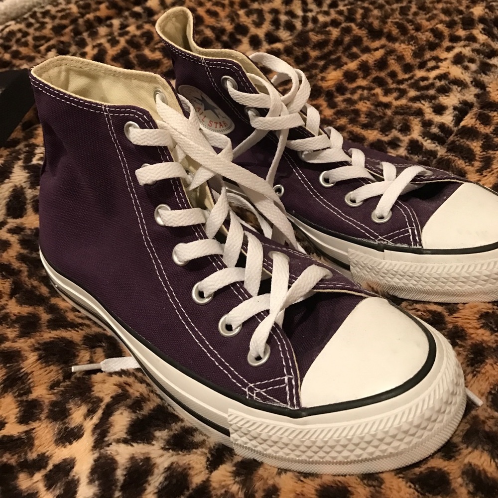 LIKE NEW PURPLE 6.5 CONVERSE