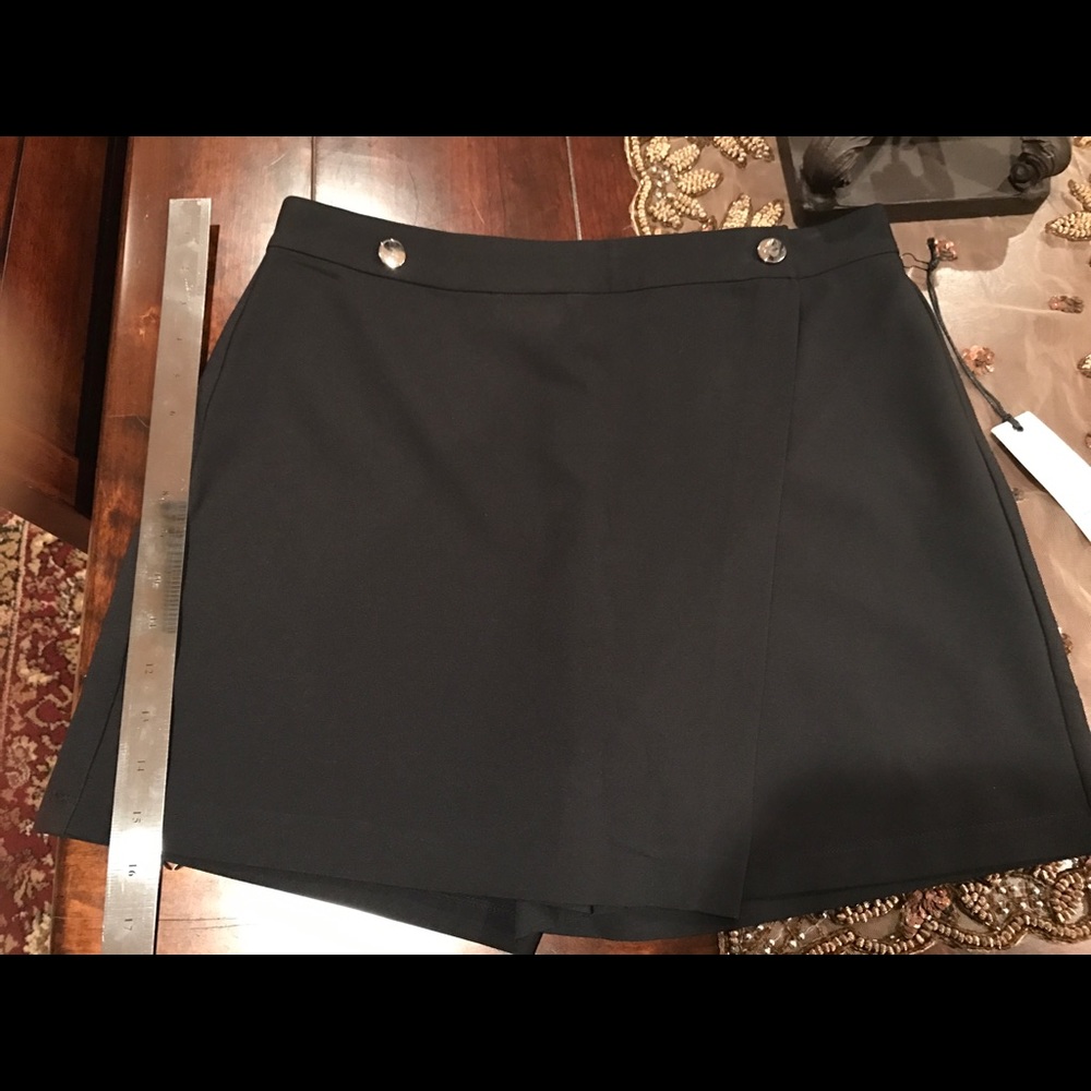 Awwwwdorable black skorts wth silver button detail