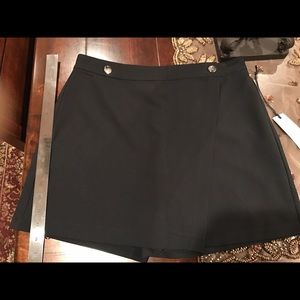 Awwwwdorable black skorts wth silver button detail