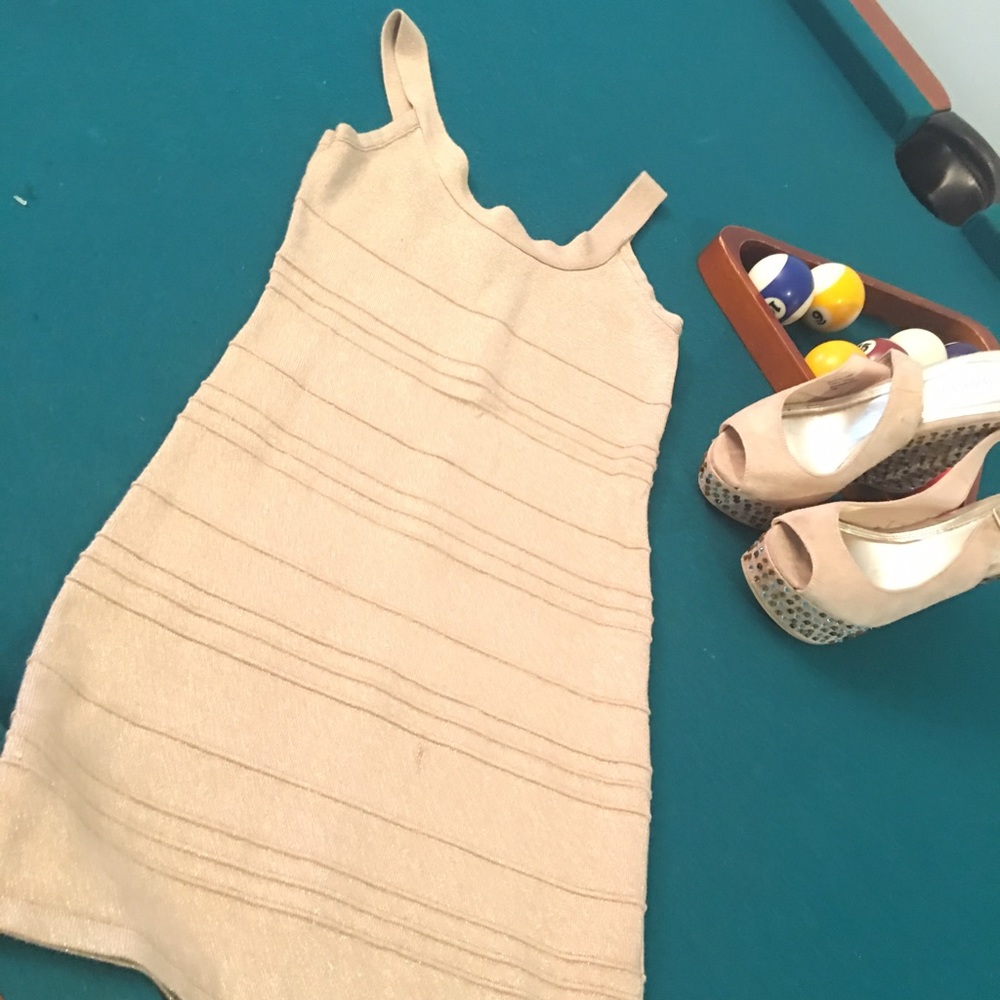 Cute gold dress.