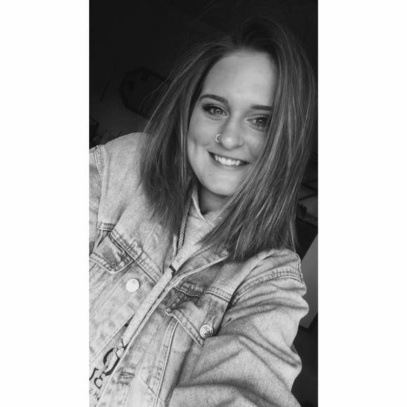 Meet your Posher, Alyssa - Picture 1 of 1