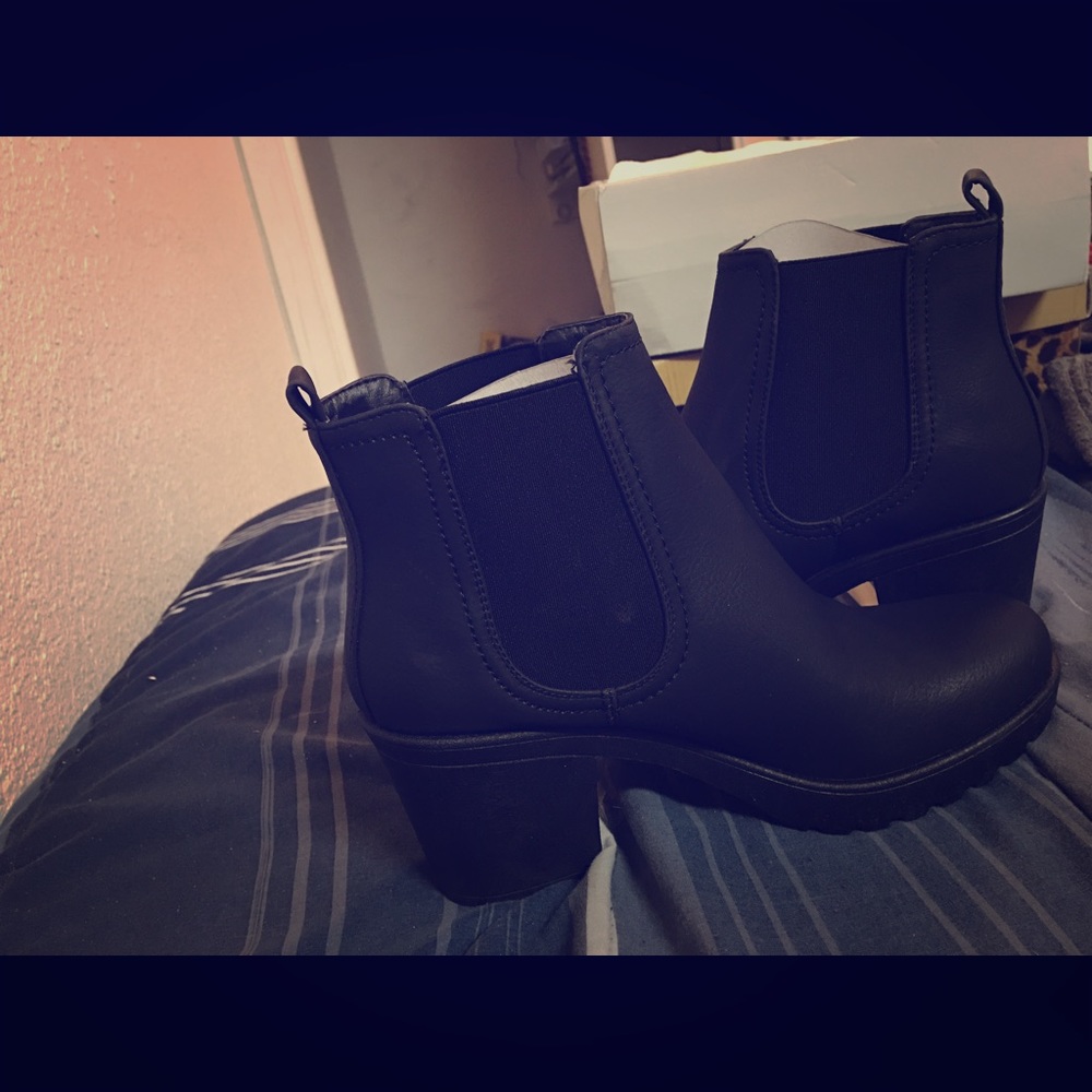 Black Chunky Heel Chelsea Boots