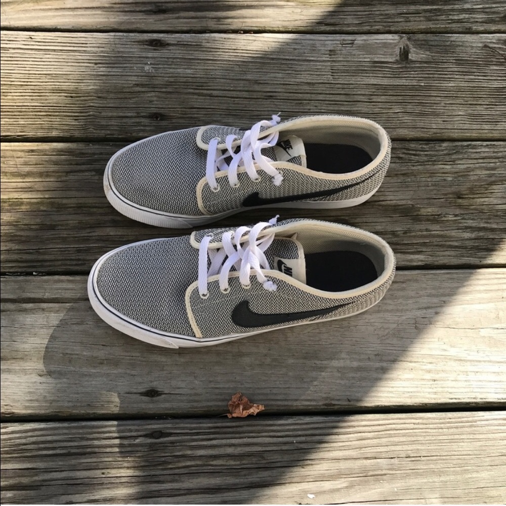 Nike Men's 8.5, women's 10 - Picture 1 of 8