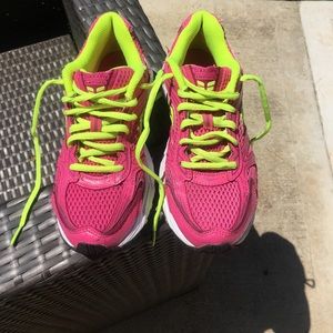 Saucony Oasis Pink Running Shoes