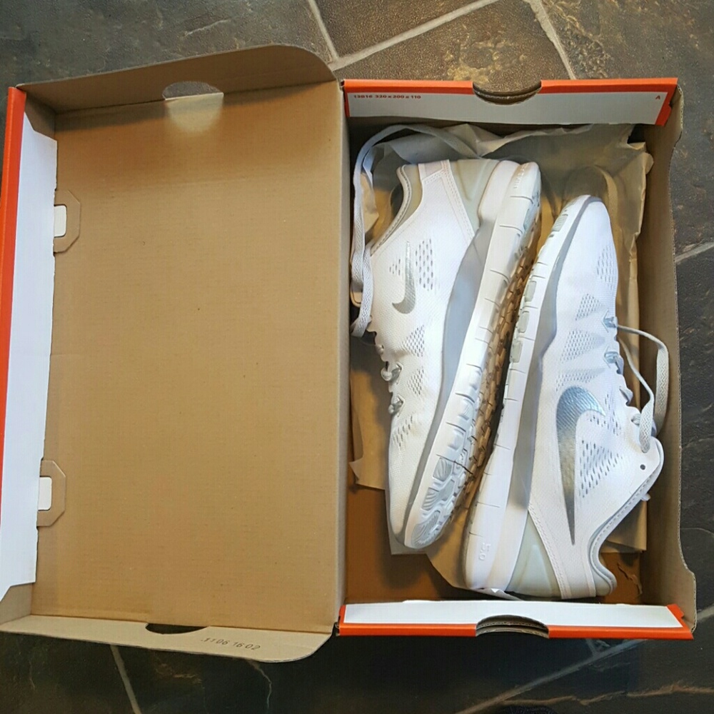 Nike Free White/ Metallic Silver-Pure Size 8