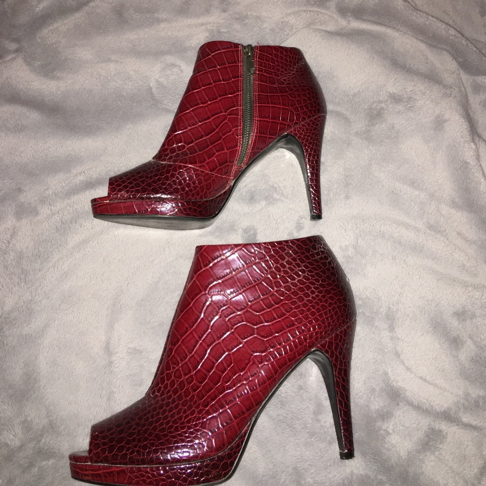 Size nine red/black bootie