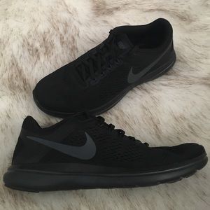 All Black Nike Flex Run 2016
