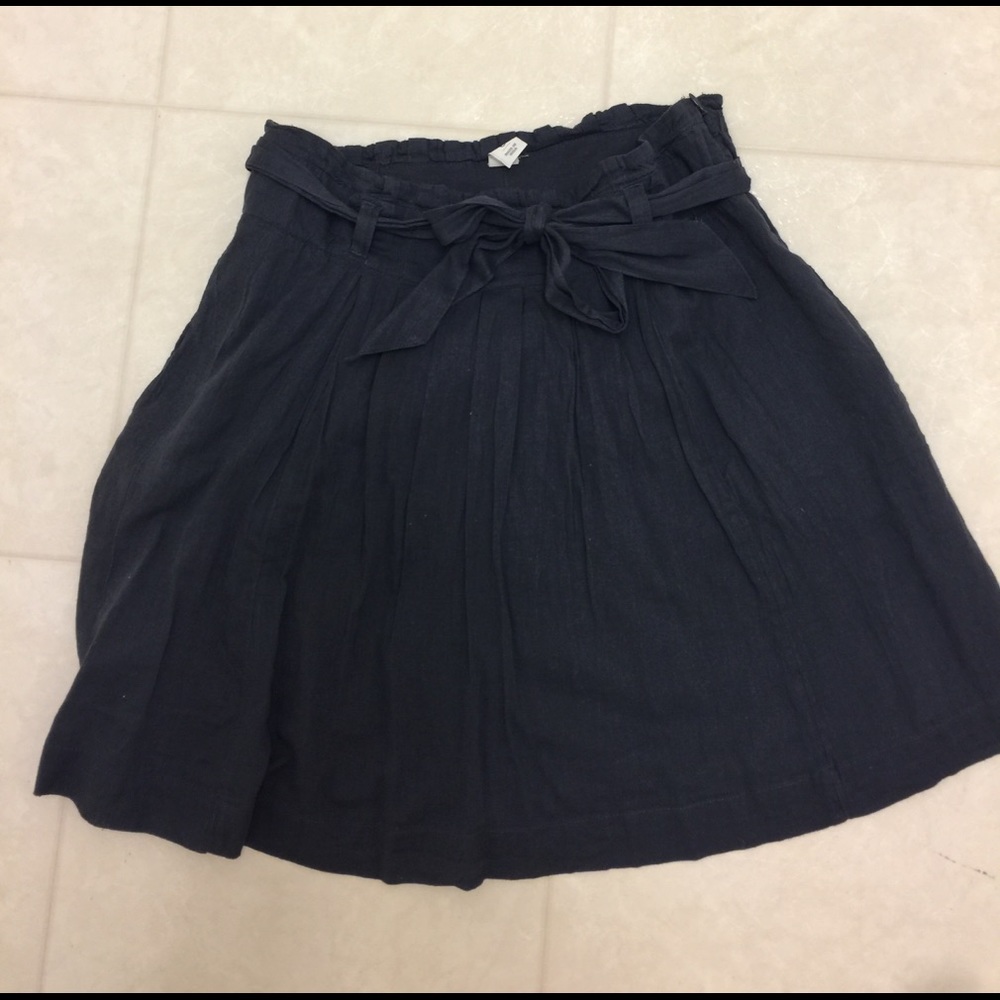 Gray mini pleated skirt.