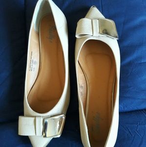 Shully's Gently Worn Gold Toe Bow Flats