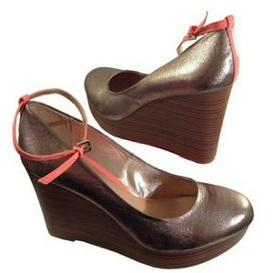 R2
Larissa Metallic Gunmetal Wedges