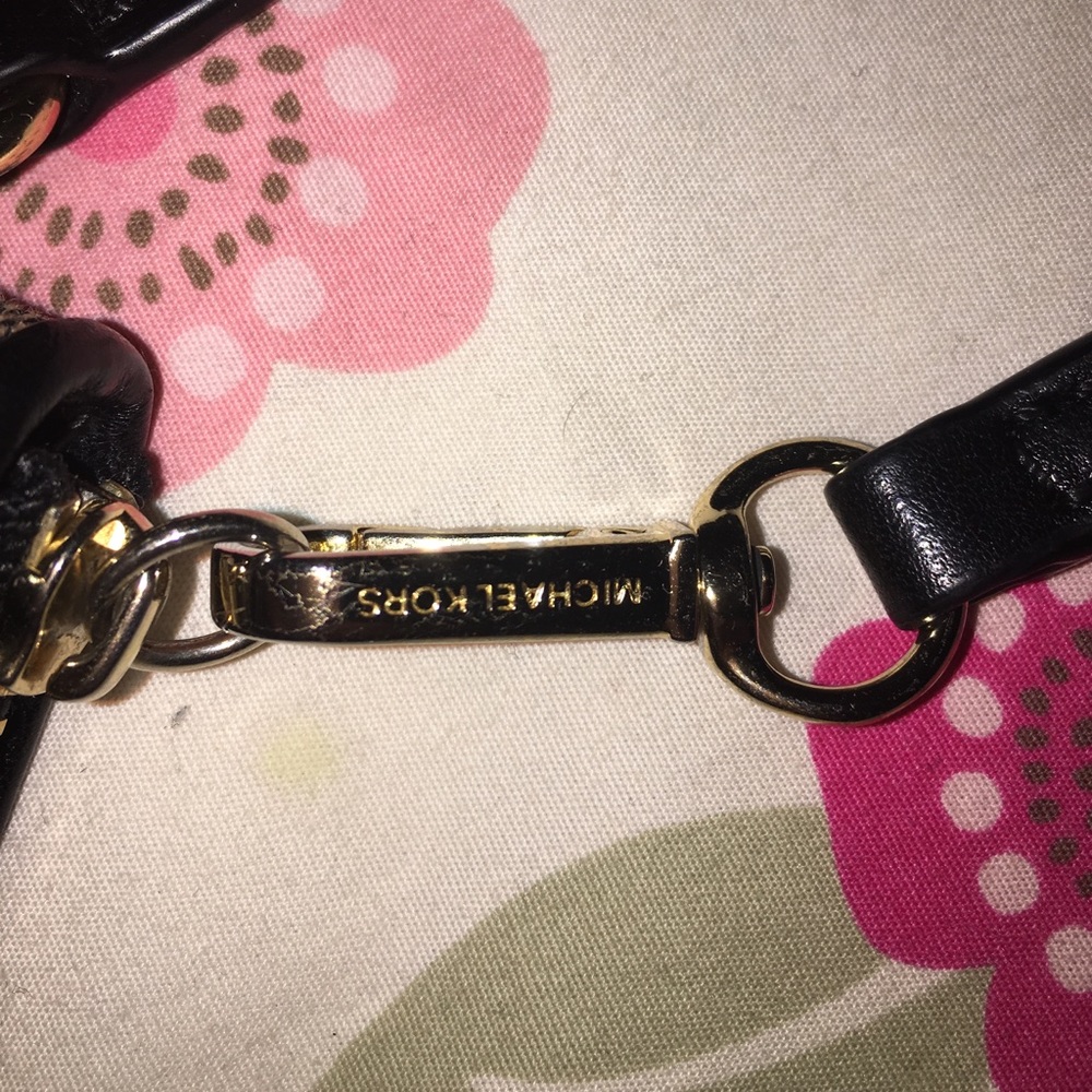 Michael kors wristlet - Picture 2 of 3
