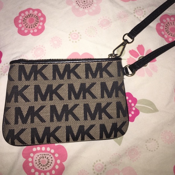 Michael Kors Handbags - Michael kors wristlet