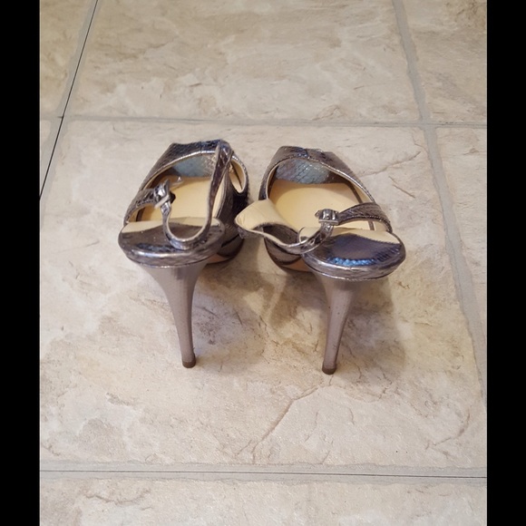 Jimmy Choo Metallic Silver Peep Toe Slingback Heel - Picture 3 of 4