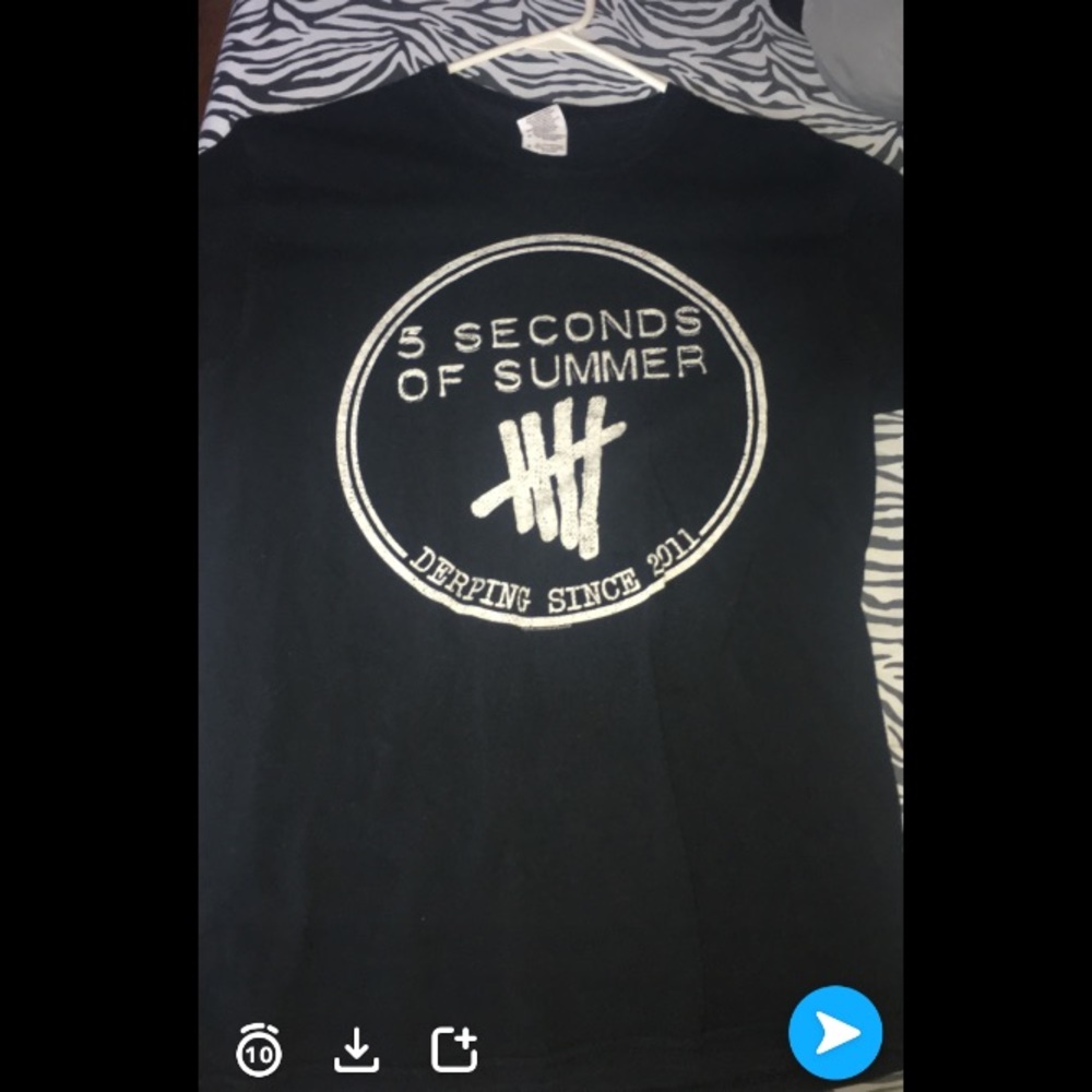 5 sos band tee