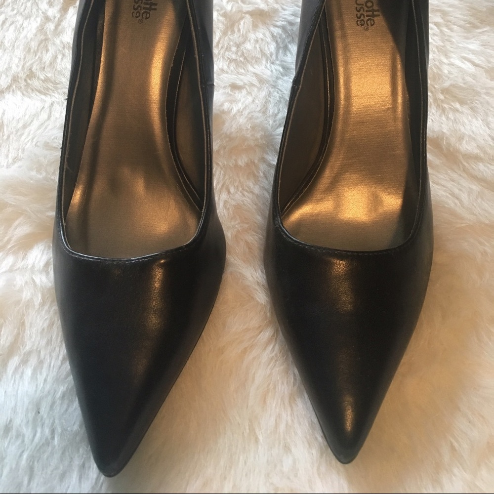 Black pumps